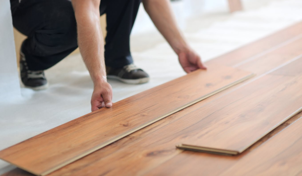 Comment niveler le sol pour les panneaux sans chape?