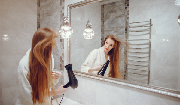 Wéi héich soll e Spigel iwwer dem Lavabo hänken fir am Beschte ze funktionéieren?