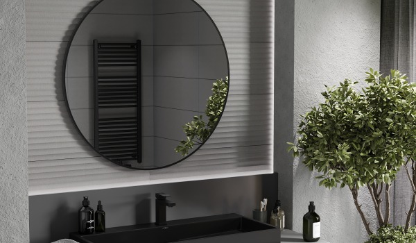 Salle de bain sombre de style industriel