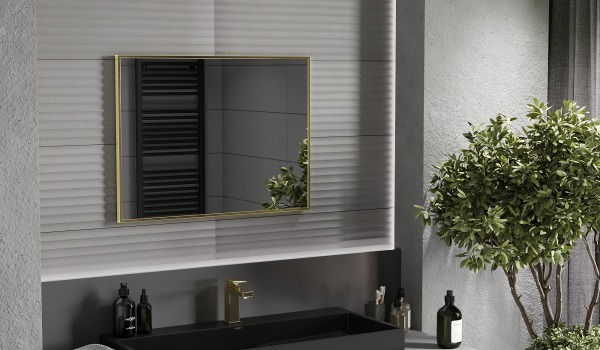 Détails dorés dans la salle de bain sombre