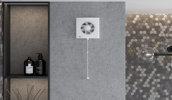 Kann een Buedzëmertventilator iwwer der Dusch sinn?