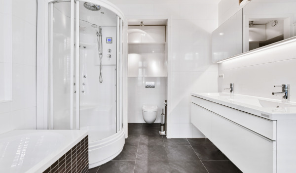 Cabines de douche avec ou sans receveur ?