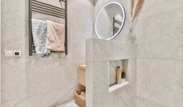 Parteien a Fliesen - wéi eng gebrochene Flies verstoppen