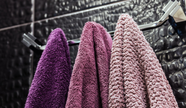 Comment accrocher des crochets sur des chevilles ?