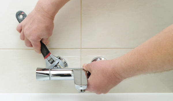 Comment installer un système de bain encastré?