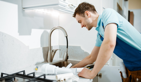 Comment remplacer un bouchon dans un lavabo ?