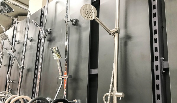 À quelle hauteur monter un ensemble de douche coulissant ?