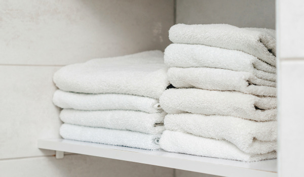 Comment suspendre une étagère de salle de bain ?