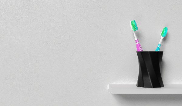 Étagères dans une salle de bain moderne