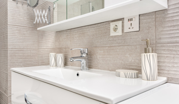 Où accrocher les étagères de salle de bains ?