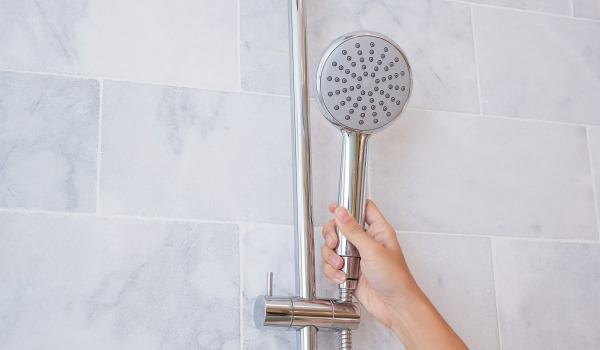 Op wéi enger Héicht soll de Duschkop ophänken?